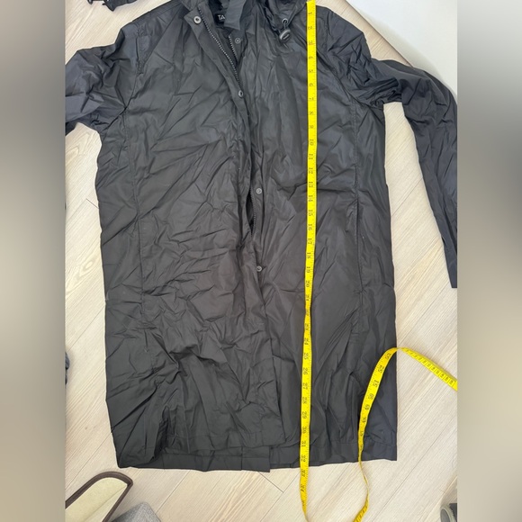 Tahari Lightweight Packable Travel Rain Coat - Size M - Picture 8 of 11
